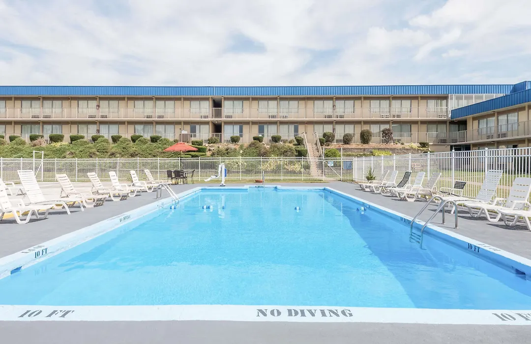 Days Inn By Wyndham St Clairsville-1