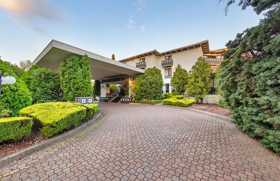 Ramada By Wyndham Diplomat Canberra-1