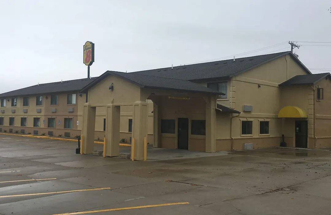 Super 8 By Wyndham Newton-1