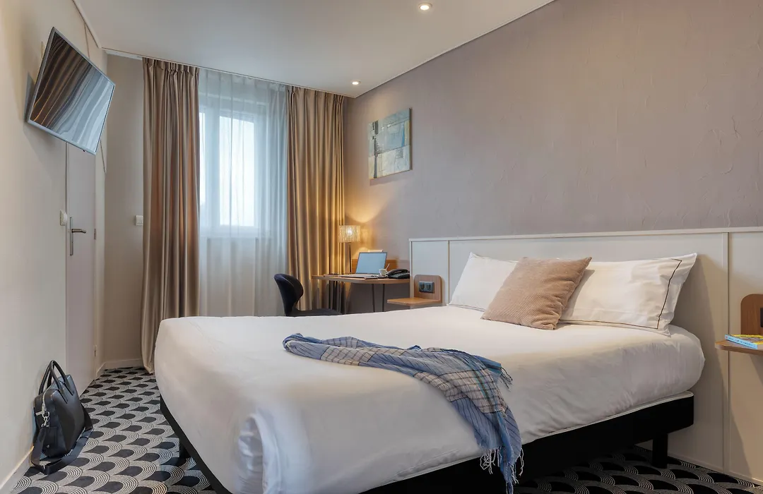 Brit Hotel Les Voyageurs-1