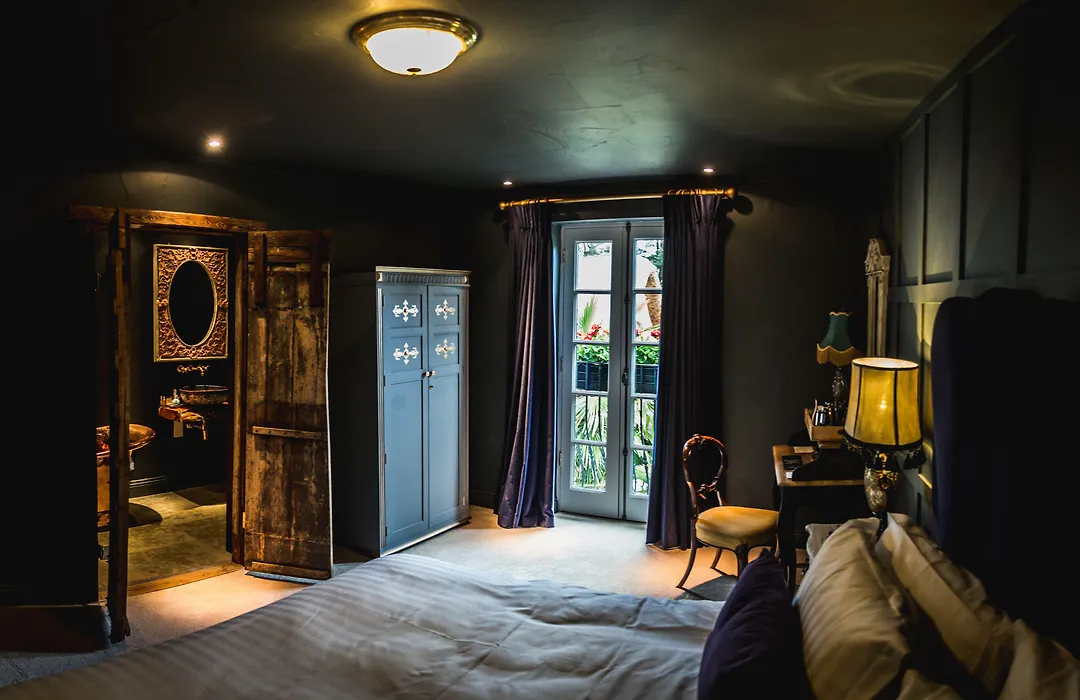 Le Petit Chateau & William De Percy-1