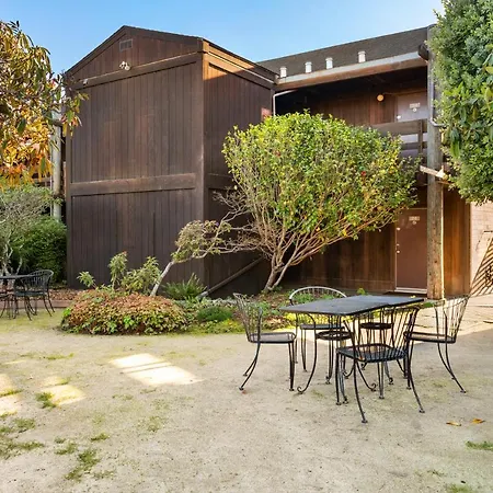 Harbor Lite Lodge-3