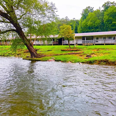 Lloyd'S On The River Country Inn By Oyo-3