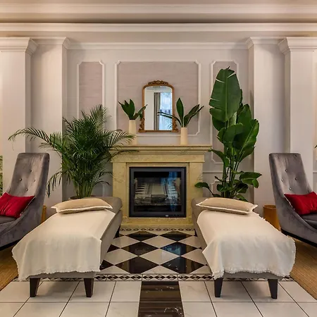 Queen'S Court Hotel & Residence-3