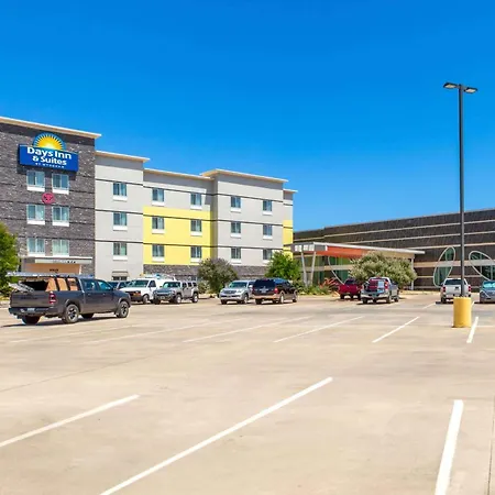 Days Inn & Suites By Wyndham Lubbock Medical Center-3