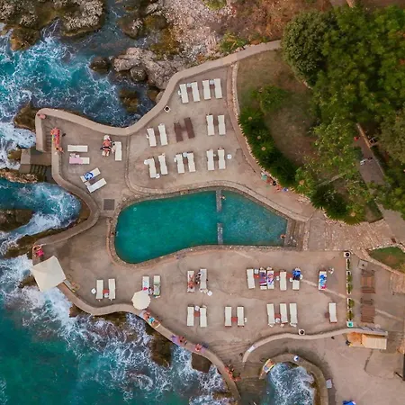 Hotel R-2