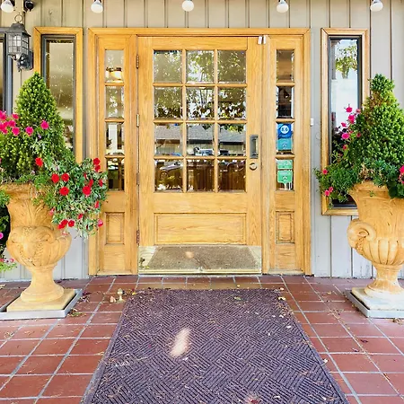 Coachman Inn Oak Harbor-2