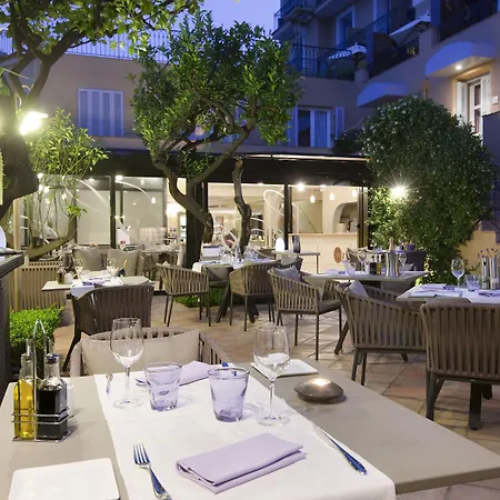 Hotel La Perouse Nice Baie Des Anges-3