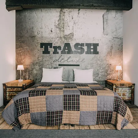 Hotel Trash Deluxe-3