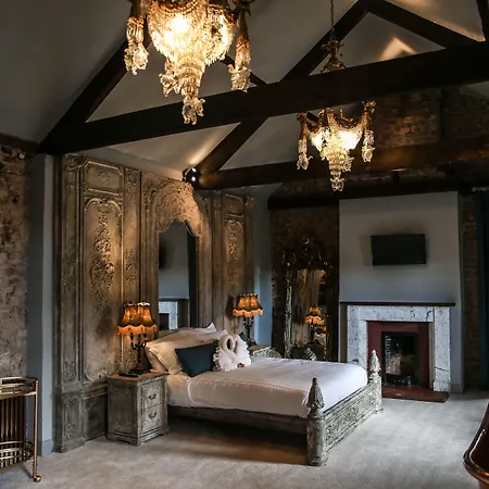 Le Petit Chateau & William De Percy-2