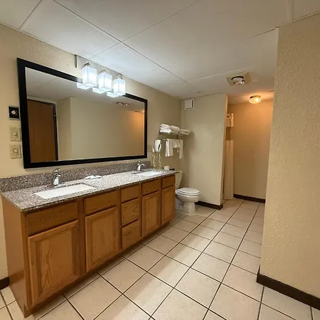 Econo Lodge Inn & Suites Wisconsin Dells-2