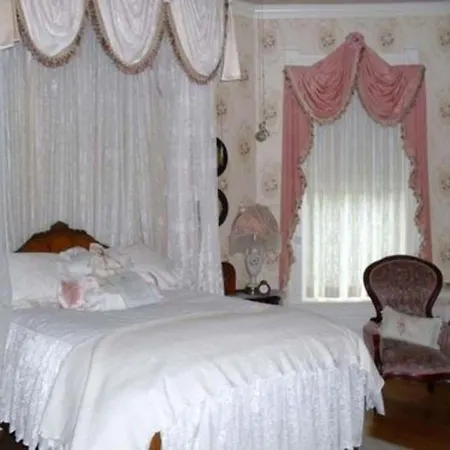 Alexander Mansion Bed And Breakfast-3