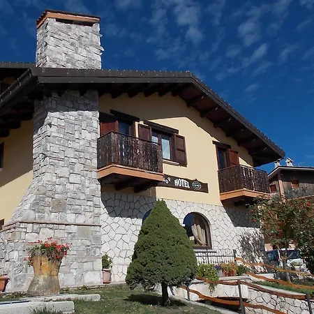Hotel Altopiano Delle Rocche-3