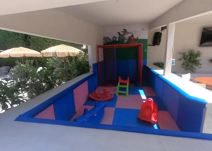 Paradise Hotel & Bar