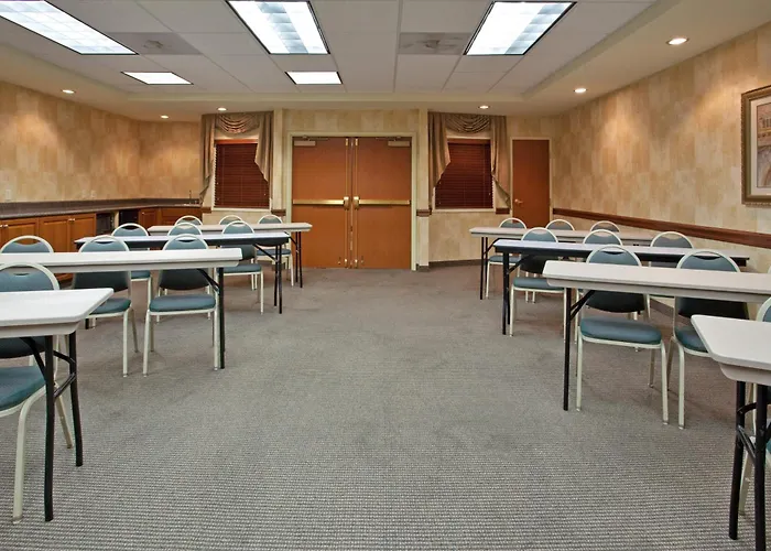Holiday Inn Express & Suites Mall By Ihg