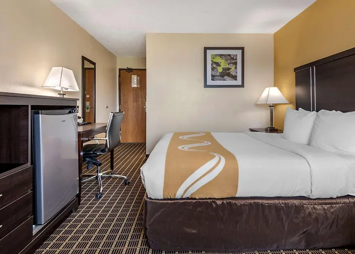 Quality Inn & Suites Warren