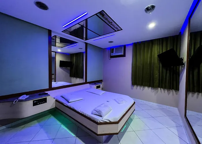 Status Motel