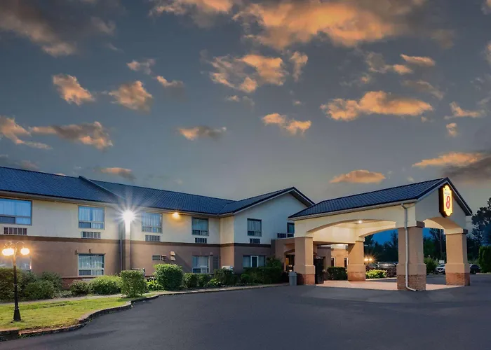 Super 8 By Wyndham Cornwall On