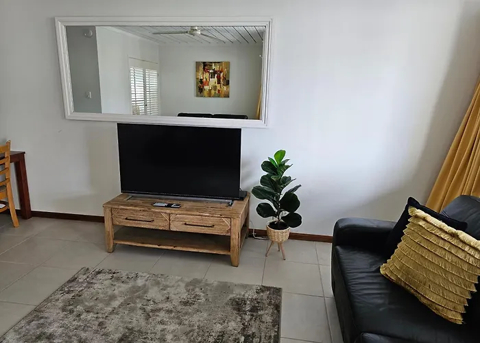 Airlie Seaview Apartments