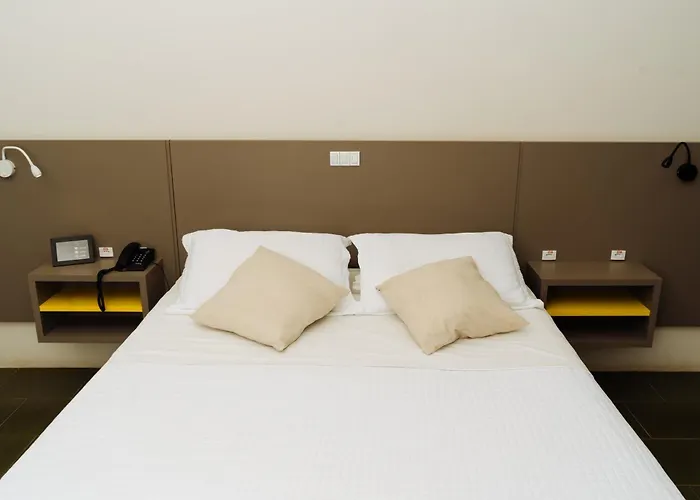 Cris Hotel