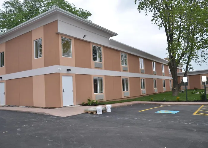 Aashram Hotel By Niagara River