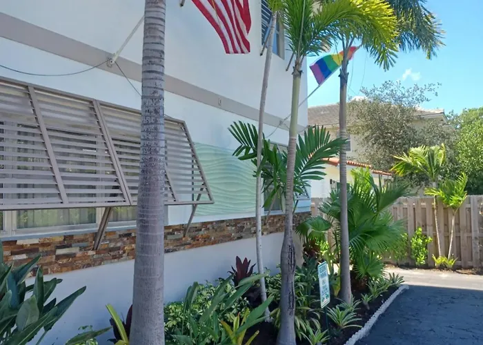 The Big Coconut Guesthouse - Gay Men'S Resort