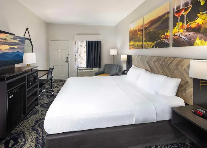 Clarion Pointe Biltmore Village