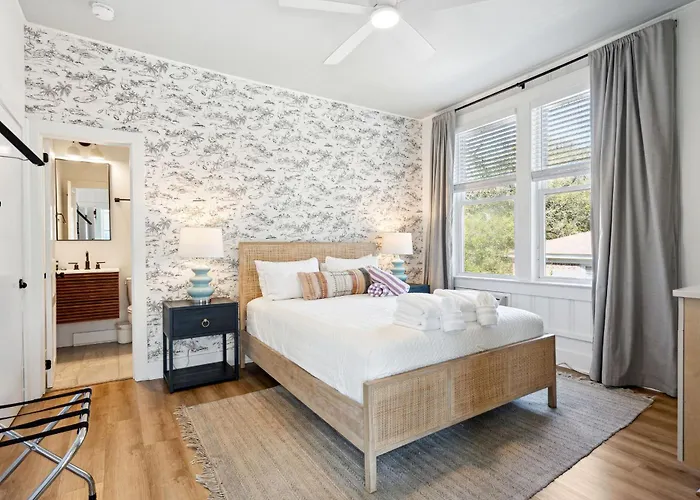 Folliday Inn - The Ariston - Room 34