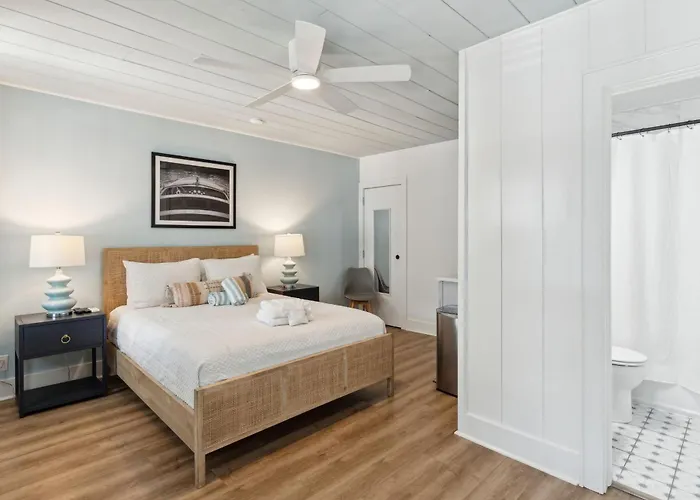 Folliday Inn - The Ariston - Room 34