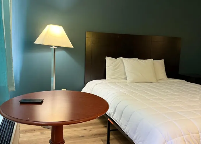 Country Club Inn & Suites