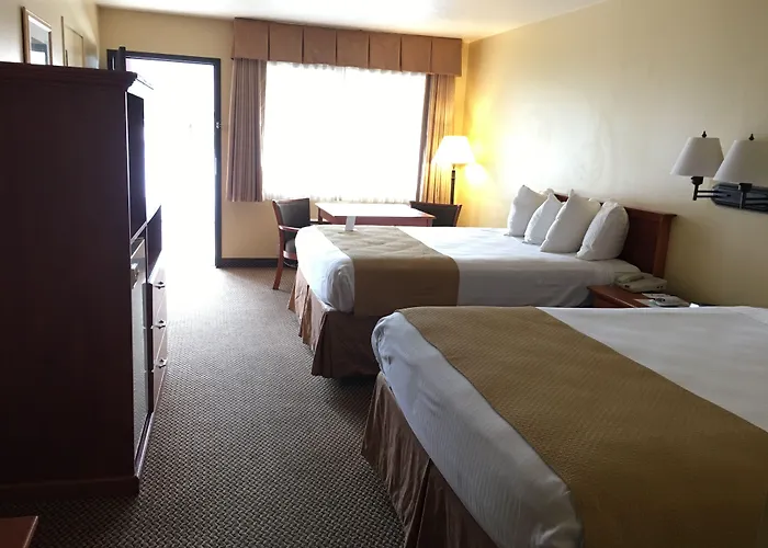 Oakridge Inn & Suites