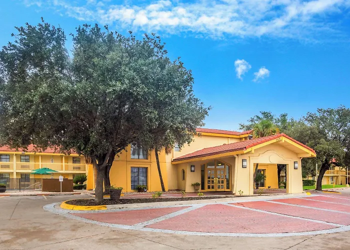 Super 8 By Wyndham Eagle Pass
