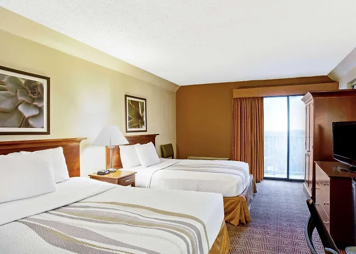 La Quinta By Wyndham Stamford / New York City
