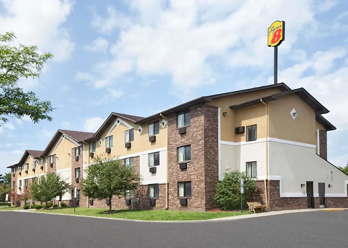 Super 8 By Wyndham Canton/Livonia Area