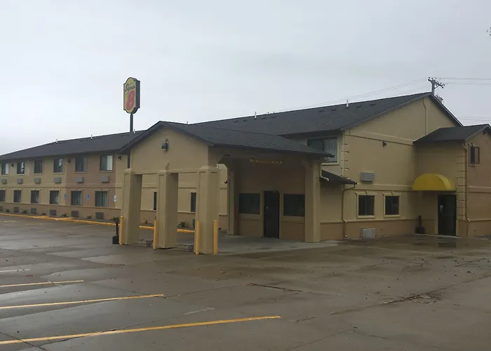 Super 8 By Wyndham Newton