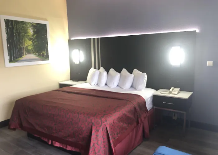 Days Inn By Wyndham Grove City Columbus South