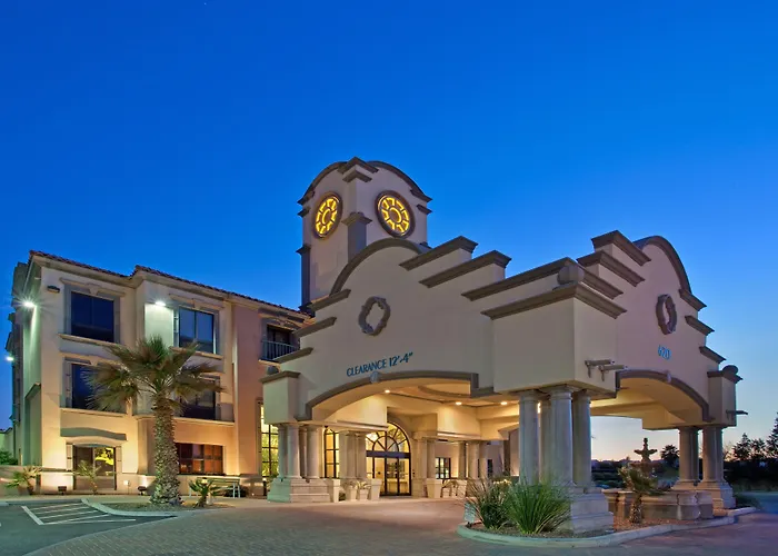 Holiday Inn Express & Suites Mall By Ihg