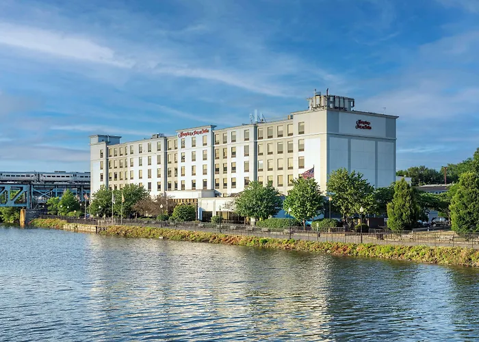 Hampton Inn & Suites Newark-Harrison-Riverwalk