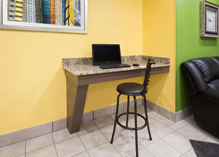 Microtel Inn By Wyndham Rogers