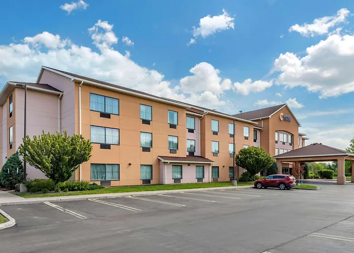 Comfort Inn & Suites Farmington - Victor