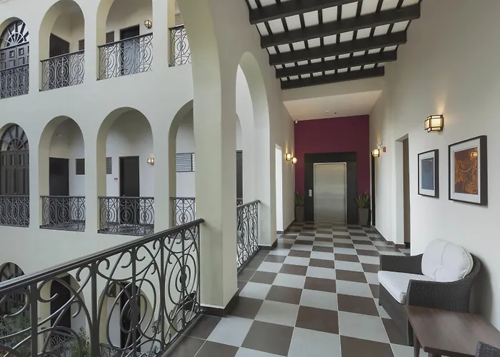 Decanter Hotel