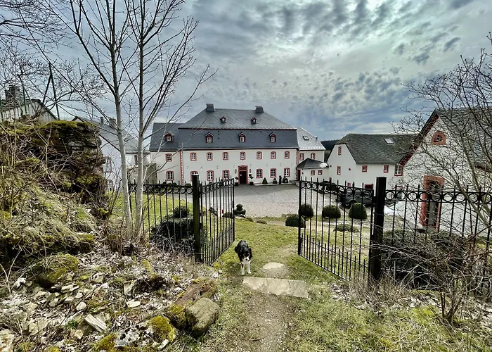 Burghaus&Villa Kronenburg