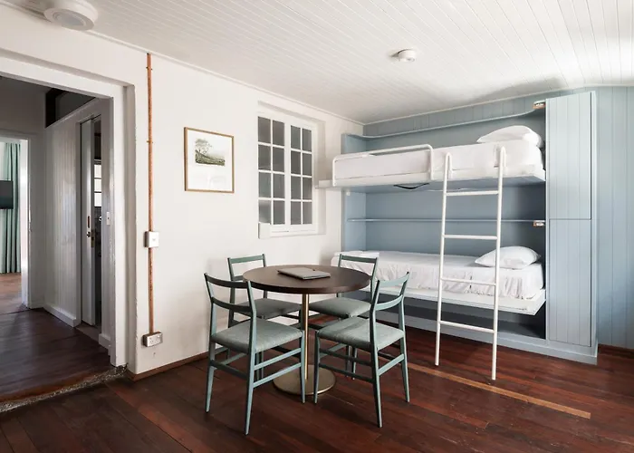 Garde And Warders Hotel