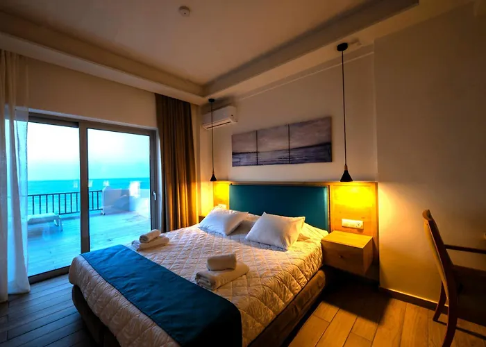 Cavos Bay Hotel & Studios