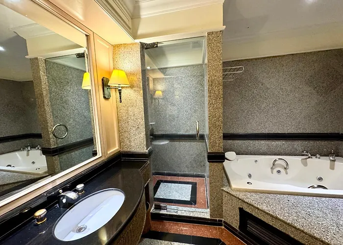 Royal Benja Hotel - Big Rooms, Family Friendly