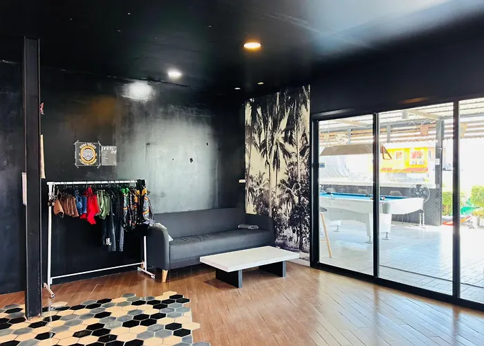 1715 House - White Rhino