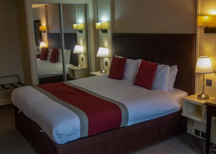 Holly Tree Hotel, Swimming Pool & Hot Tub