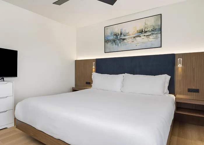 456 Embarcadero Inn & Suites