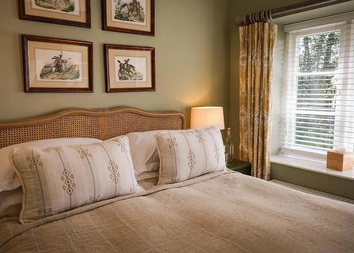 Cowdray Lodge B&B Rooms