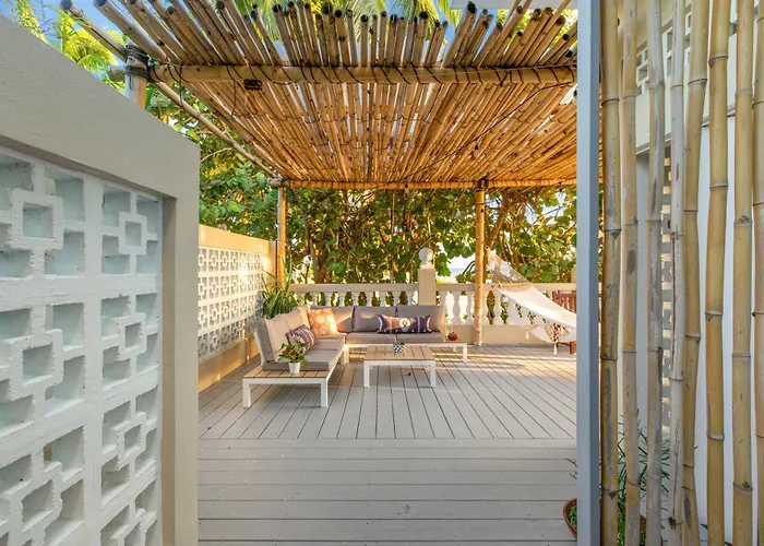 Tres Sirenas Beach Inn